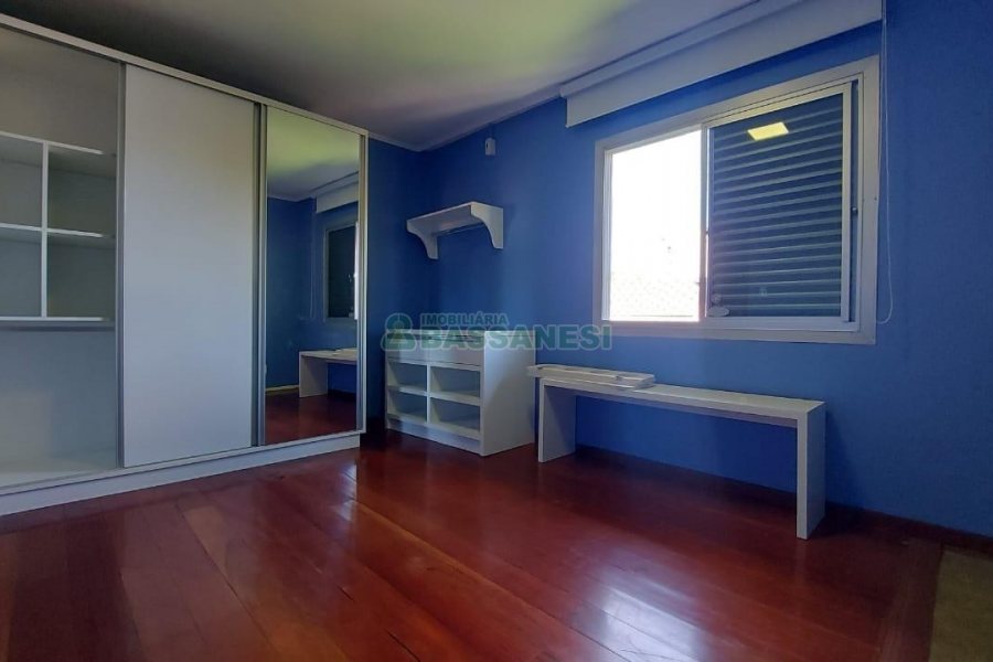 Casa Mobiliada com 260m², 3 dormitórios, 3 vagas, no bairro Universitário em Caxias do Sul para Comprar