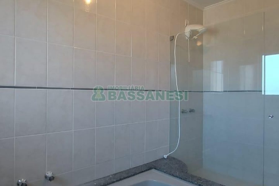 Casa Mobiliada com 260m², 3 dormitórios, 3 vagas, no bairro Universitário em Caxias do Sul para Comprar
