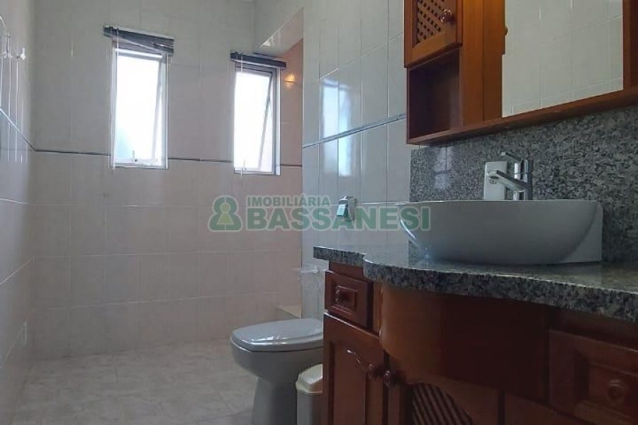Casa Mobiliada com 260m², 3 dormitórios, 3 vagas, no bairro Universitário em Caxias do Sul para Comprar