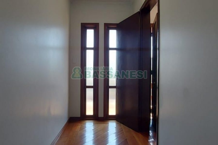 Casa Mobiliada com 260m², 3 dormitórios, 3 vagas, no bairro Universitário em Caxias do Sul para Comprar