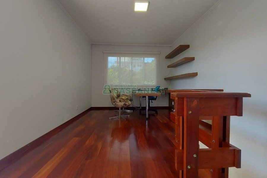 Casa Mobiliada com 260m², 3 dormitórios, 3 vagas, no bairro Universitário em Caxias do Sul para Comprar