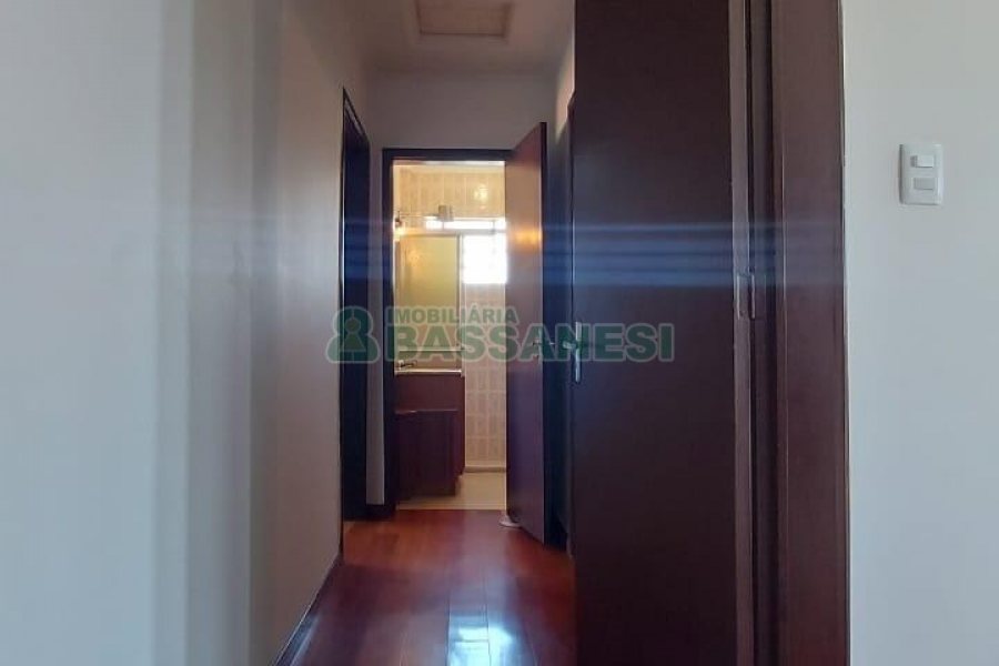 Casa Mobiliada com 260m², 3 dormitórios, 3 vagas, no bairro Universitário em Caxias do Sul para Comprar