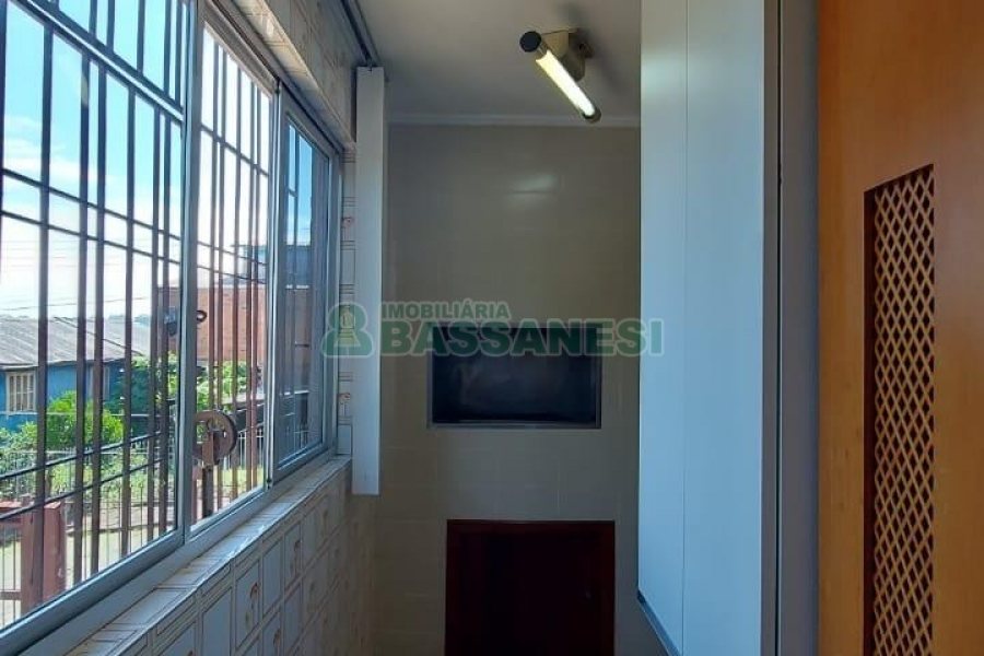 Casa Mobiliada com 260m², 3 dormitórios, 3 vagas, no bairro Universitário em Caxias do Sul para Comprar