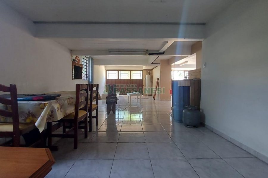 Casa Mobiliada com 260m², 3 dormitórios, 3 vagas, no bairro Universitário em Caxias do Sul para Comprar
