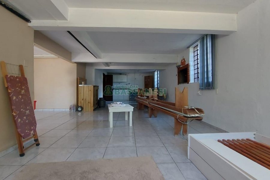 Casa Mobiliada com 260m², 3 dormitórios, 3 vagas, no bairro Universitário em Caxias do Sul para Comprar