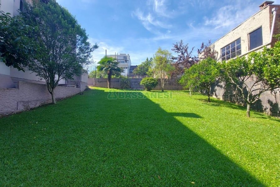 Casa Mobiliada com 260m², 3 dormitórios, 3 vagas, no bairro Universitário em Caxias do Sul para Comprar