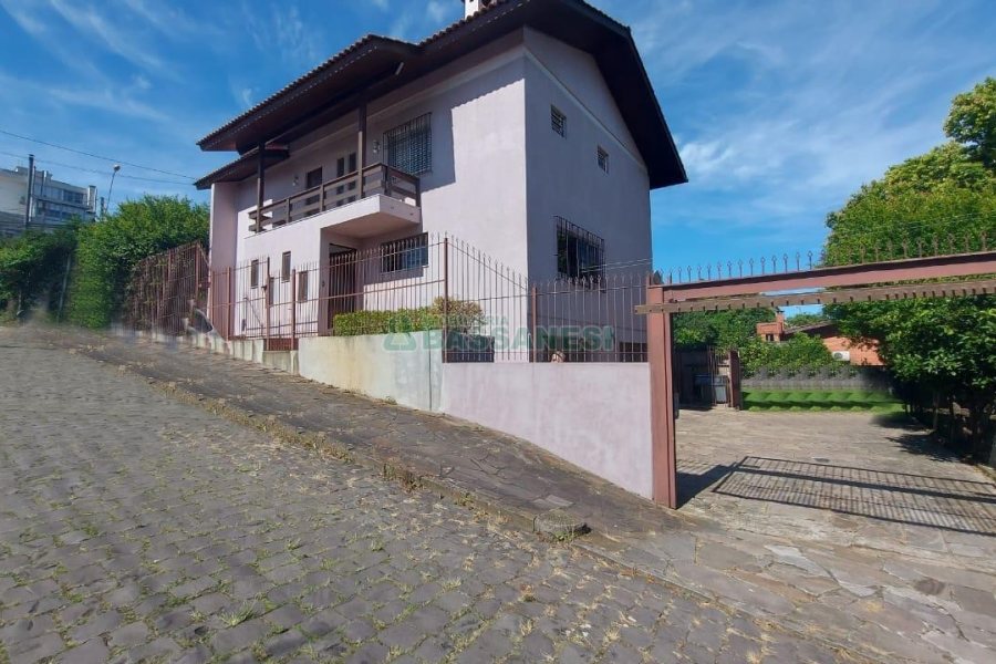Casa Mobiliada com 260m², 3 dormitórios, 3 vagas, no bairro Universitário em Caxias do Sul para Comprar