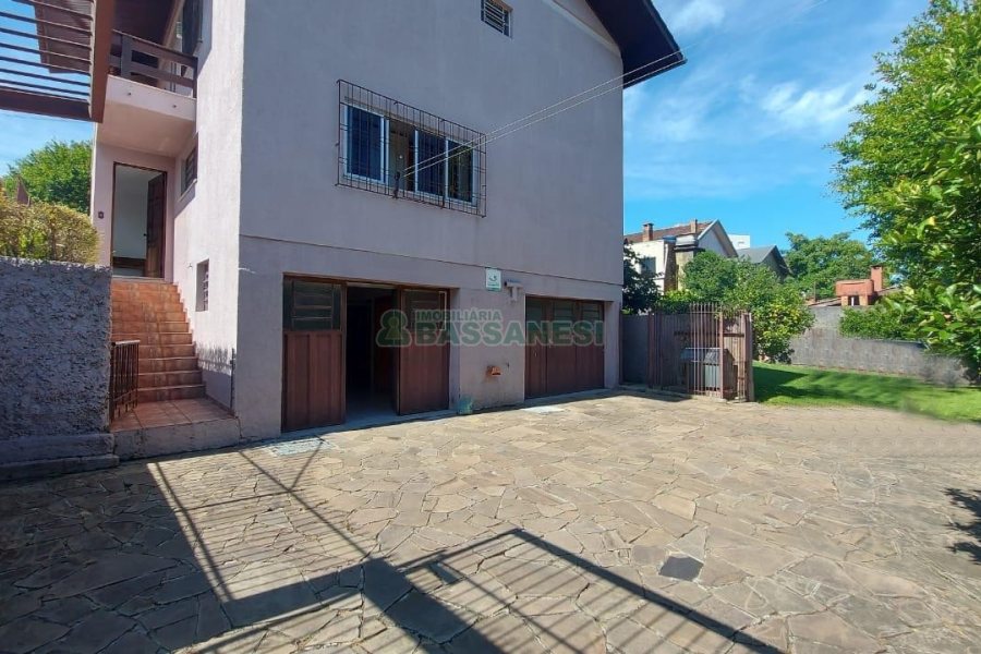 Casa Mobiliada com 260m², 3 dormitórios, 3 vagas, no bairro Universitário em Caxias do Sul para Comprar
