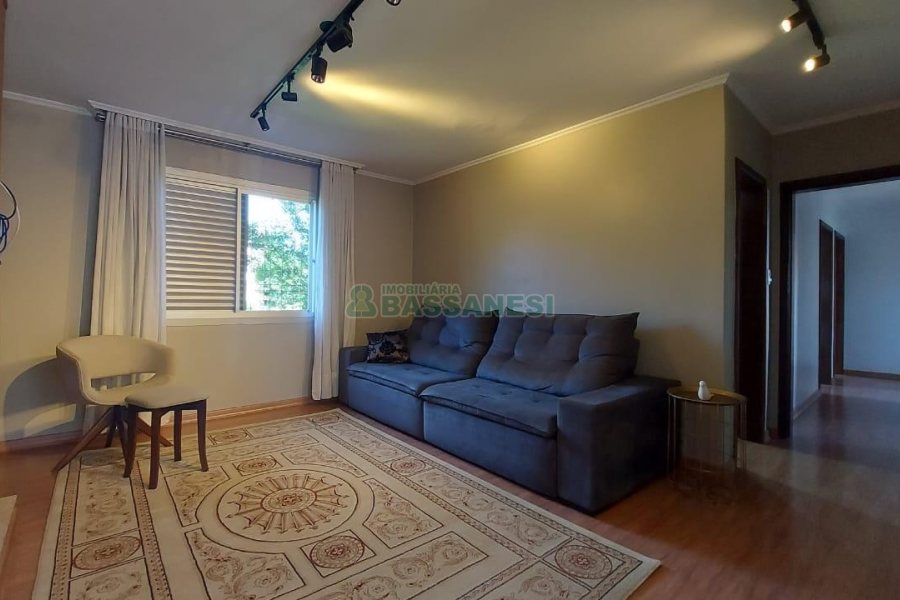 Casa Mobiliada com 260m², 3 dormitórios, 3 vagas, no bairro Universitário em Caxias do Sul para Comprar