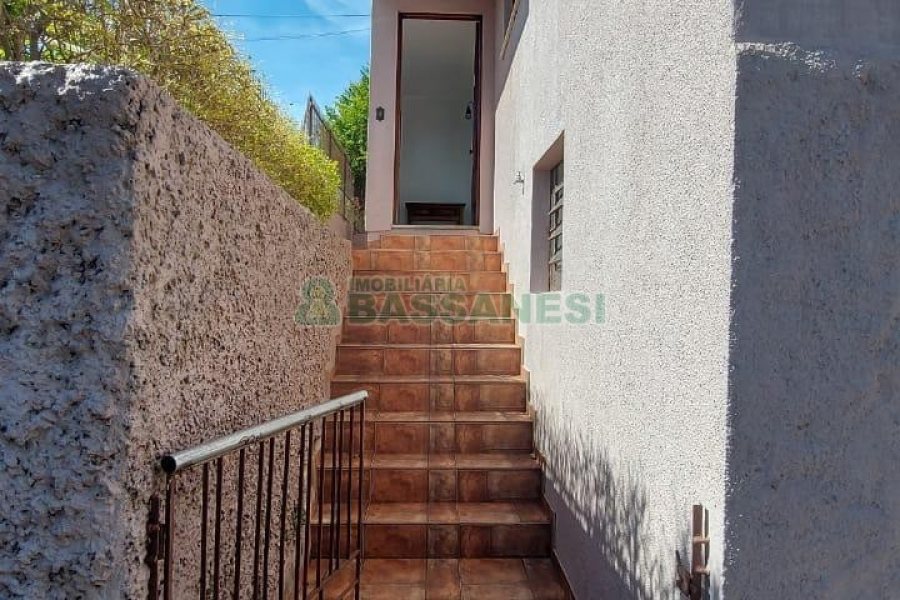 Casa Mobiliada com 260m², 3 dormitórios, 3 vagas, no bairro Universitário em Caxias do Sul para Comprar