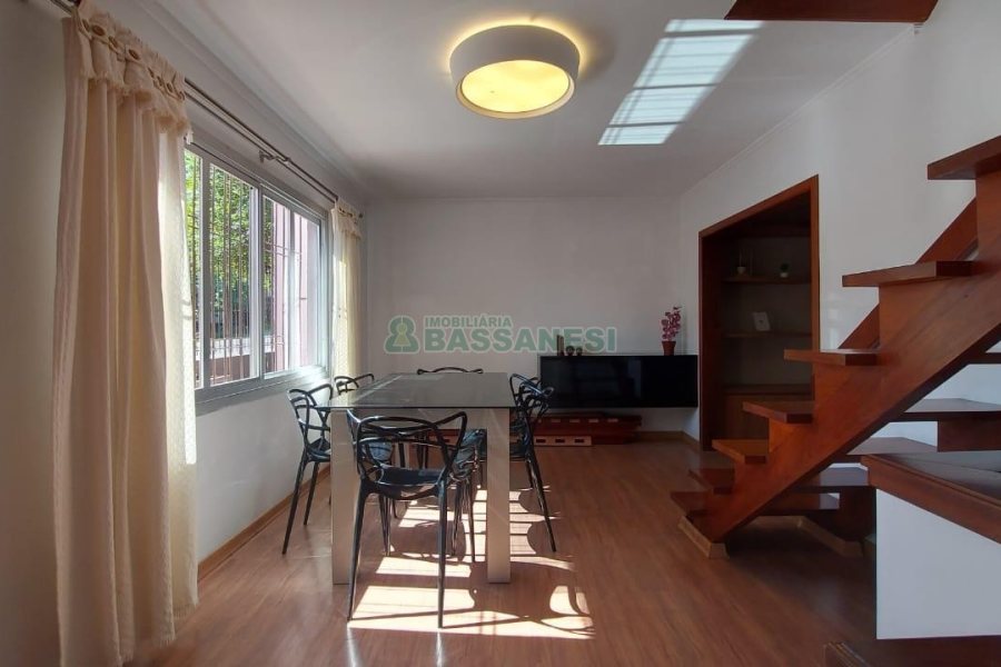 Casa Mobiliada com 260m², 3 dormitórios, 3 vagas, no bairro Universitário em Caxias do Sul para Comprar