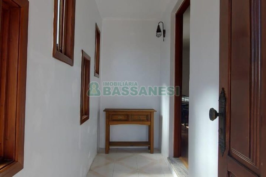 Casa Mobiliada com 260m², 3 dormitórios, 3 vagas, no bairro Universitário em Caxias do Sul para Comprar