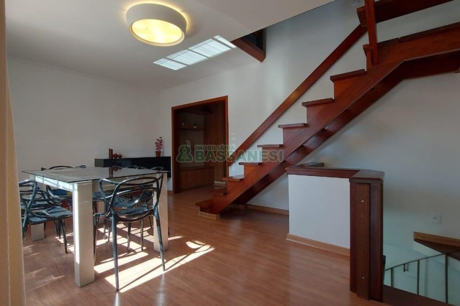 Casa Mobiliada com 260m², 3 dormitórios, 3 vagas, no bairro Universitário em Caxias do Sul para Comprar
