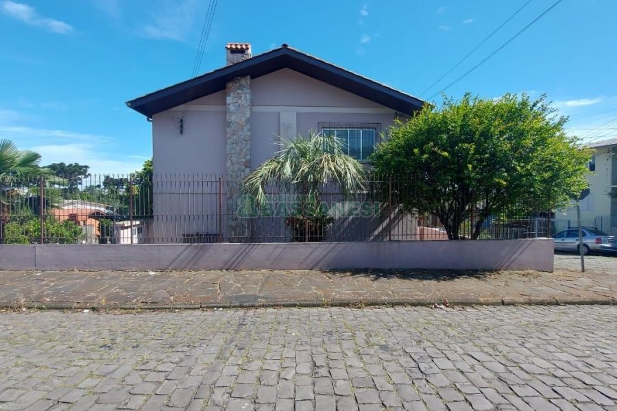 Casa Mobiliada com 260m², 3 dormitórios, 3 vagas, no bairro Universitário em Caxias do Sul para Comprar