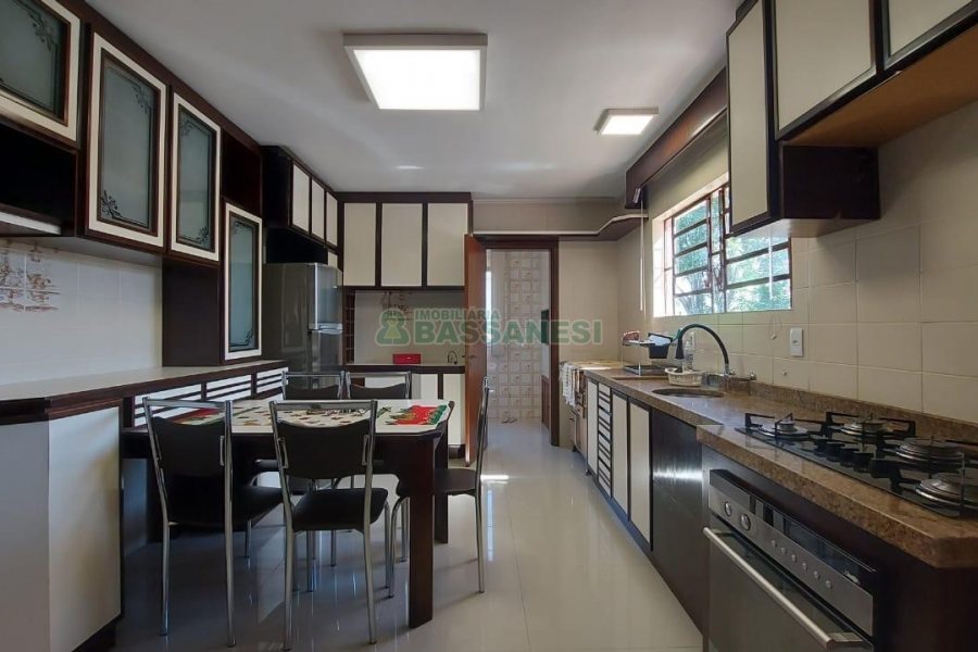Casa Mobiliada com 260m², 3 dormitórios, 3 vagas, no bairro Universitário em Caxias do Sul para Comprar