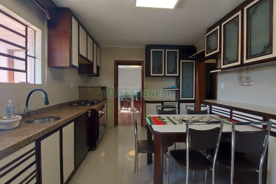 Casa Mobiliada com 260m², 3 dormitórios, 3 vagas, no bairro Universitário em Caxias do Sul para Comprar