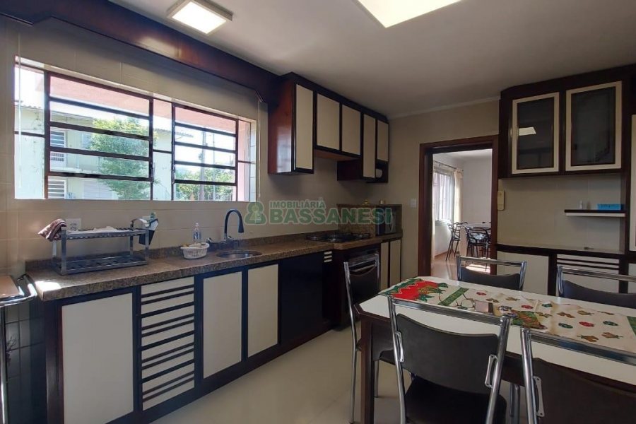 Casa Mobiliada com 260m², 3 dormitórios, 3 vagas, no bairro Universitário em Caxias do Sul para Comprar