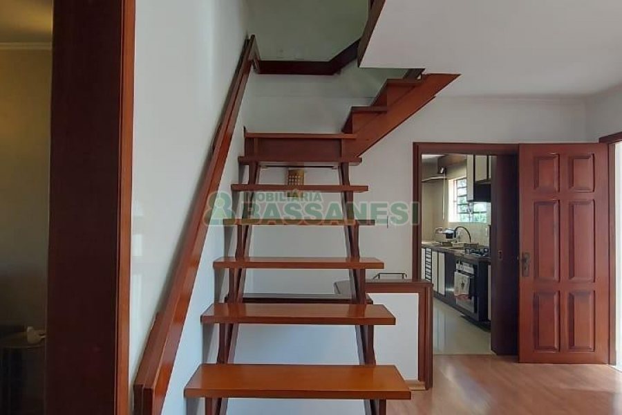 Casa Mobiliada com 260m², 3 dormitórios, 3 vagas, no bairro Universitário em Caxias do Sul para Comprar