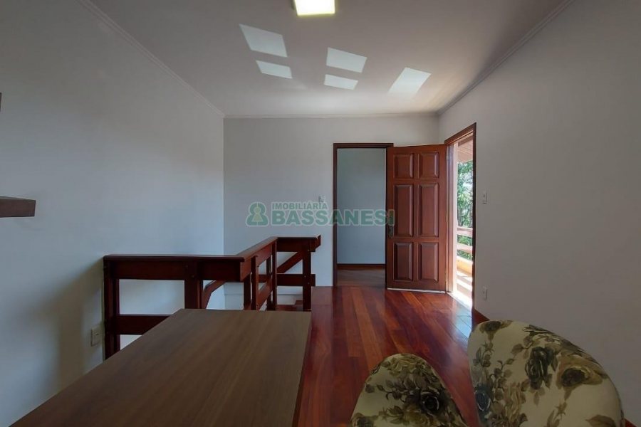 Casa Mobiliada com 260m², 3 dormitórios, 3 vagas, no bairro Universitário em Caxias do Sul para Comprar