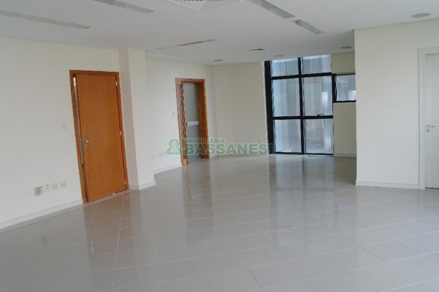 Sala com 120m², 2 vagas, no bairro Madureira em Caxias do Sul para Comprar