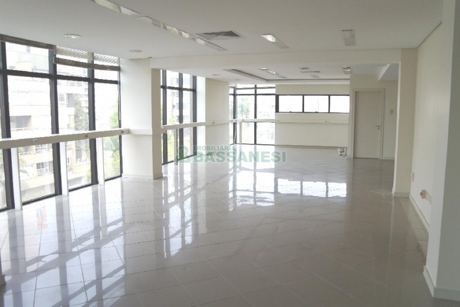 Sala com 120m², 2 vagas, no bairro Madureira em Caxias do Sul para Comprar