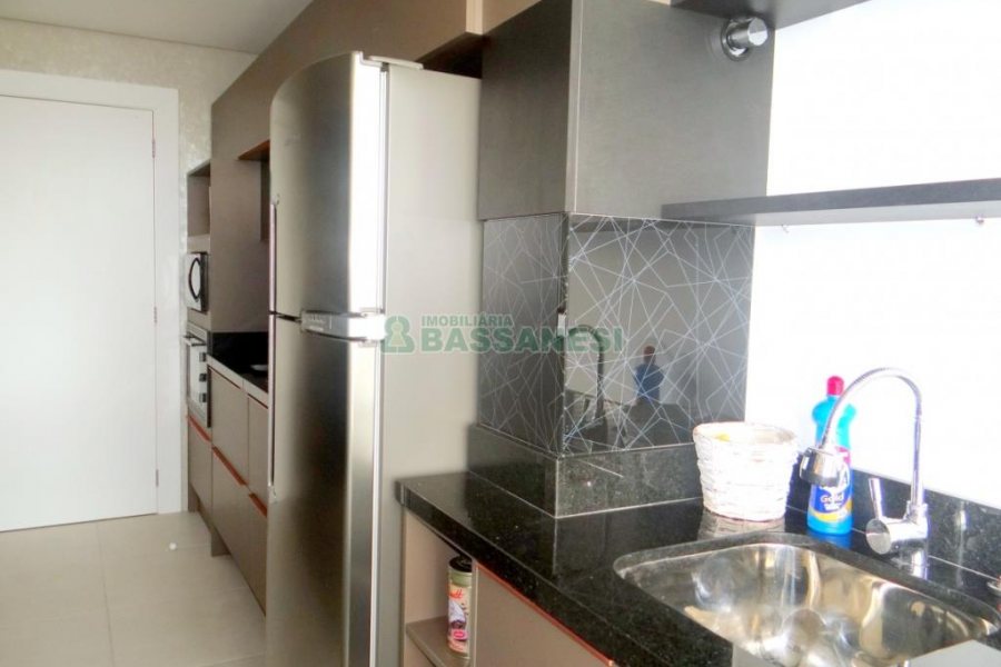 Apto Mobiliado com 46m², 1 dormitório, 1 vaga, no bairro Lourdes em Caxias do Sul para Alugar