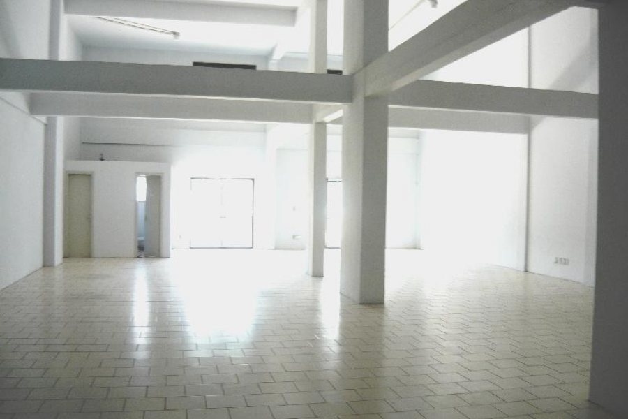 Loja com 570m², 1 vaga, no bairro Centro em Caxias do Sul para Comprar