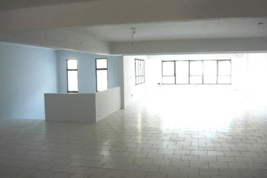 Loja com 570m², 1 vaga, no bairro Centro em Caxias do Sul para Comprar