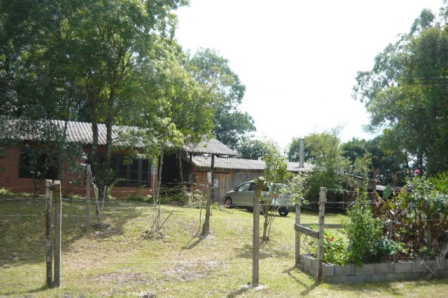 Chácara com 100m², 2 dormitórios, 1 vaga, no bairro Nossa Senhora da Saúde em Caxias do Sul para Comprar