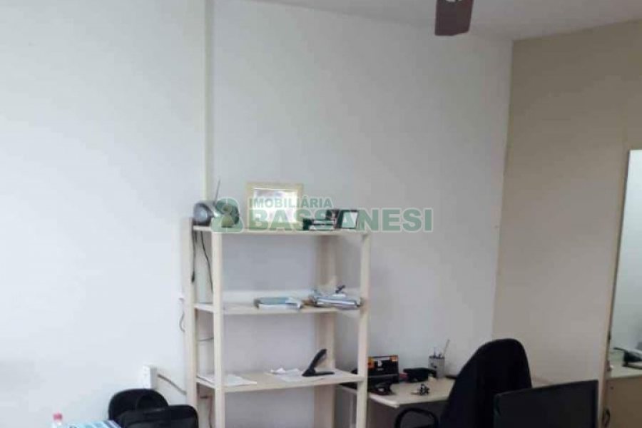 Sala com 45m², no bairro Rio Branco em Caxias do Sul para Comprar