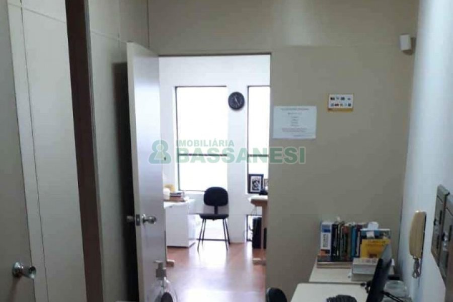 Sala com 45m², no bairro Rio Branco em Caxias do Sul para Comprar