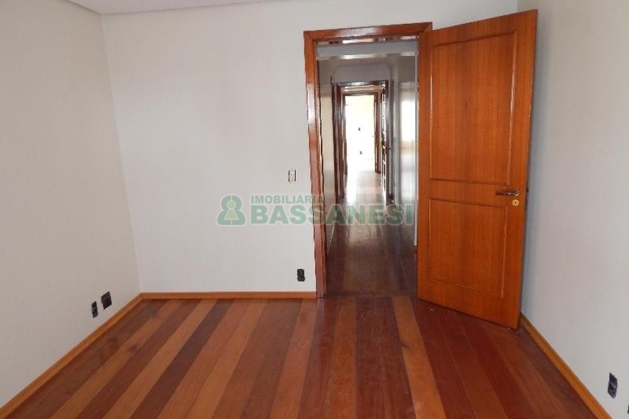 Apartamento com 130m², 3 dormitórios, 3 vagas, no bairro São Pelegrino em Caxias do Sul para Comprar