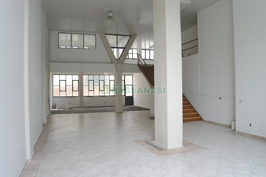 Loja com 320m², no bairro São Pelegrino em Caxias do Sul para Comprar