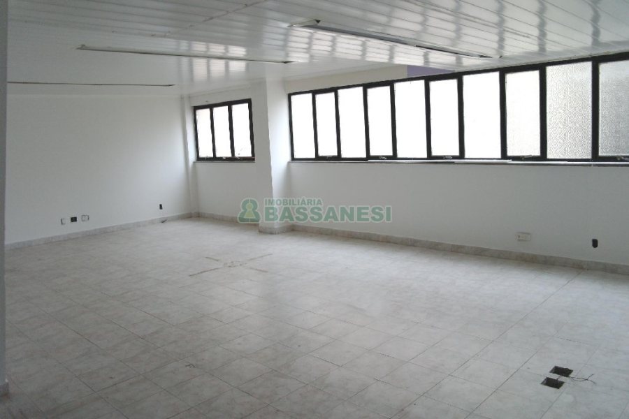 Loja com 320m², no bairro São Pelegrino em Caxias do Sul para Comprar