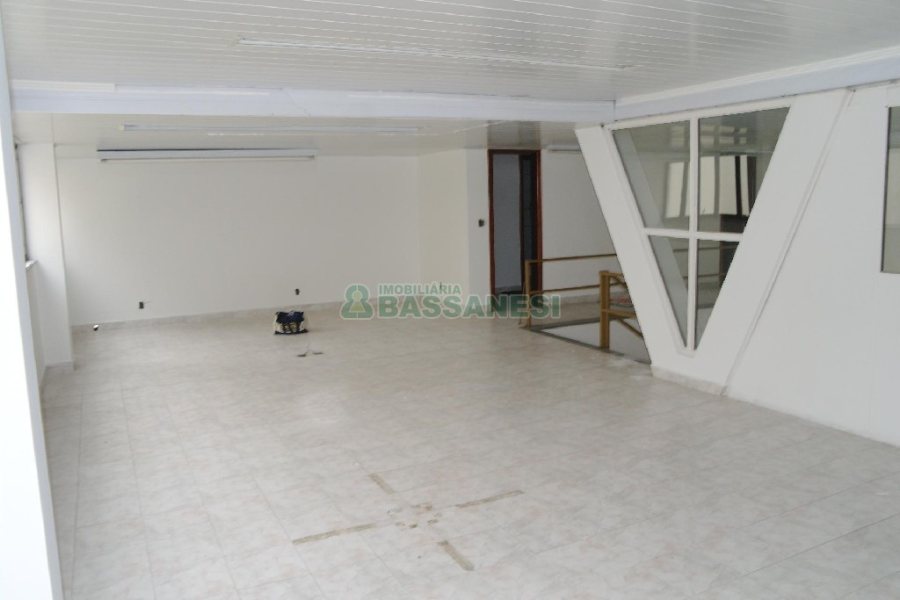 Loja com 320m², no bairro São Pelegrino em Caxias do Sul para Comprar