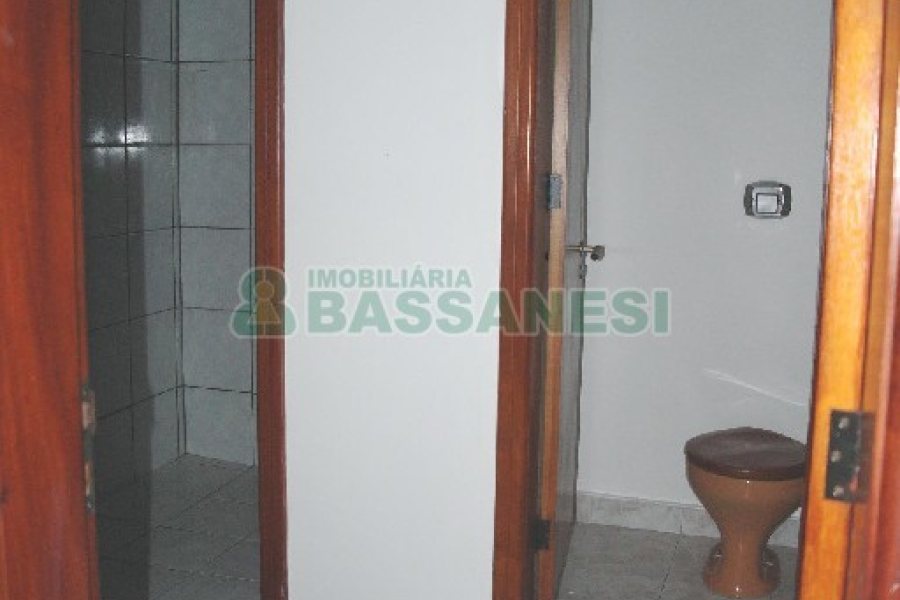 Loja com 320m², no bairro São Pelegrino em Caxias do Sul para Comprar