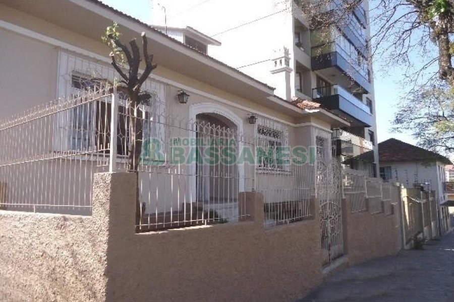 Casa Comercial com 110m², 4 dormitórios, 2 vagas, no bairro Centro em Caxias do Sul para Comprar