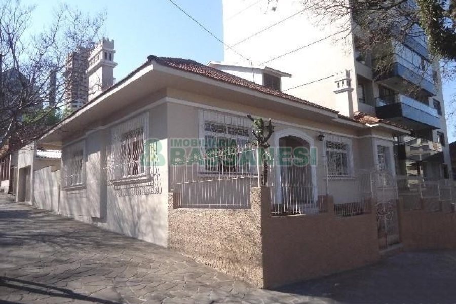 Casa Comercial com 110m², 4 dormitórios, 2 vagas, no bairro Centro em Caxias do Sul para Comprar