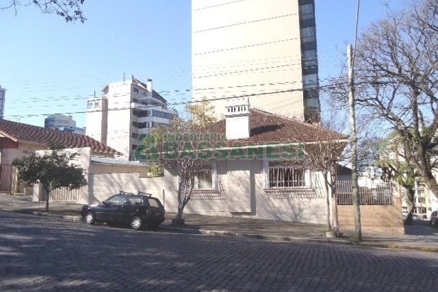 Casa Comercial com 110m², 4 dormitórios, 2 vagas, no bairro Centro em Caxias do Sul para Comprar