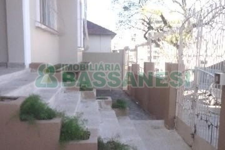 Casa Comercial com 110m², 4 dormitórios, 2 vagas, no bairro Centro em Caxias do Sul para Comprar