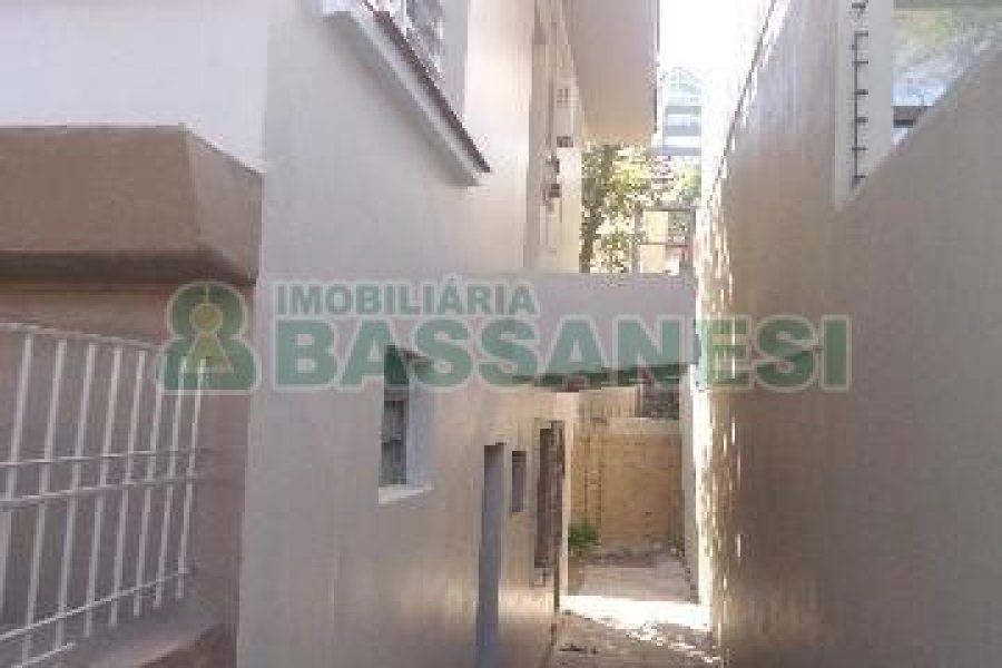 Casa Comercial com 110m², 4 dormitórios, 2 vagas, no bairro Centro em Caxias do Sul para Comprar