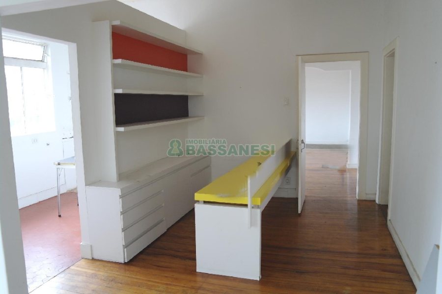 Casa Comercial com 110m², 4 dormitórios, 2 vagas, no bairro Centro em Caxias do Sul para Comprar