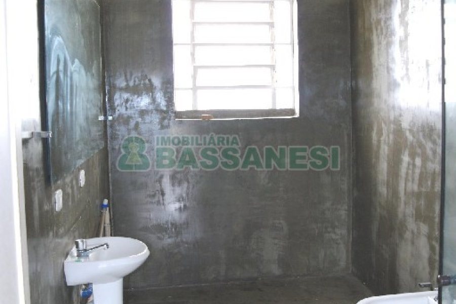 Casa Comercial com 110m², 4 dormitórios, 2 vagas, no bairro Centro em Caxias do Sul para Comprar