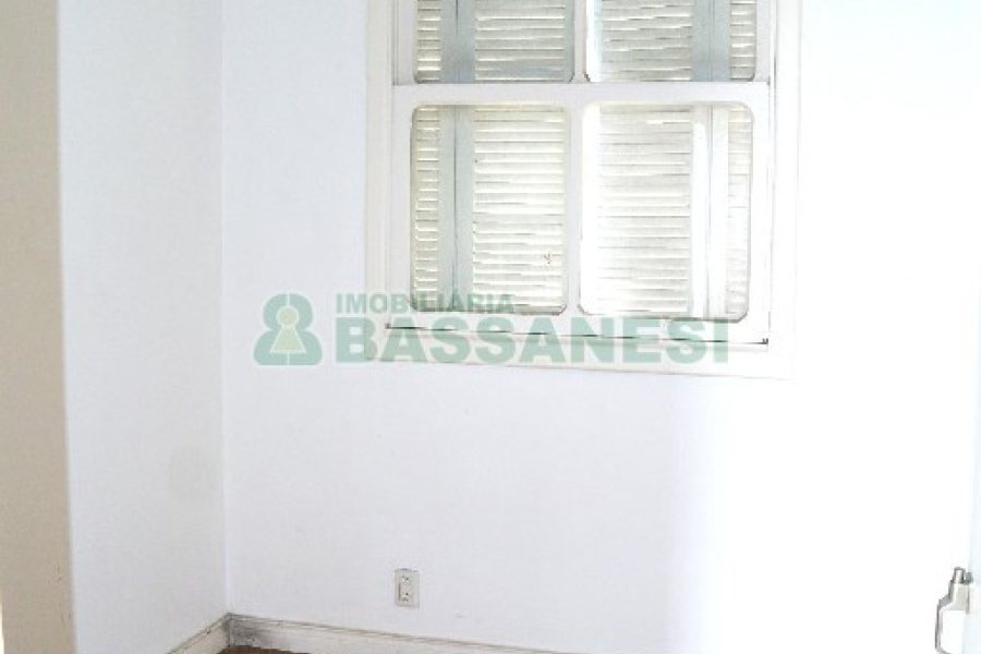 Casa Comercial com 110m², 4 dormitórios, 2 vagas, no bairro Centro em Caxias do Sul para Comprar