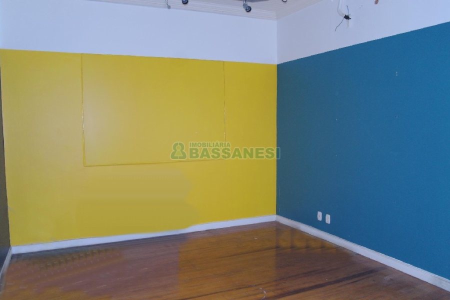 Casa Comercial com 110m², 4 dormitórios, 2 vagas, no bairro Centro em Caxias do Sul para Comprar