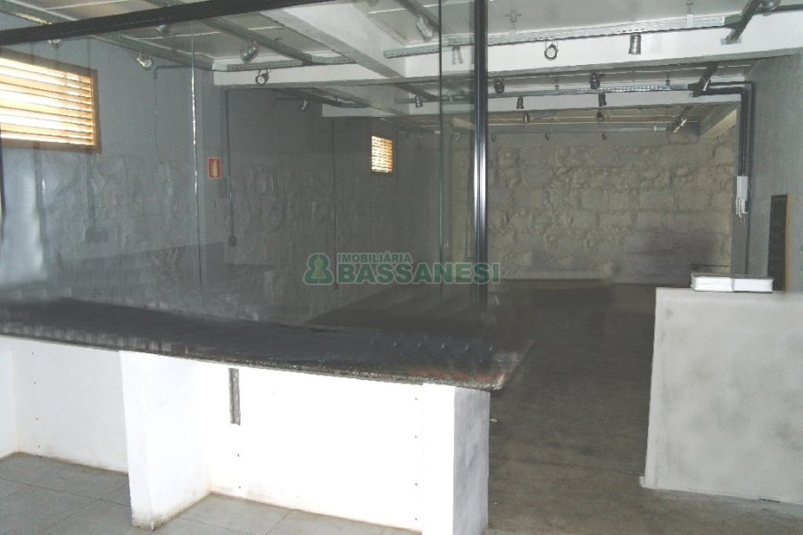 Casa Comercial com 110m², 4 dormitórios, 2 vagas, no bairro Centro em Caxias do Sul para Comprar