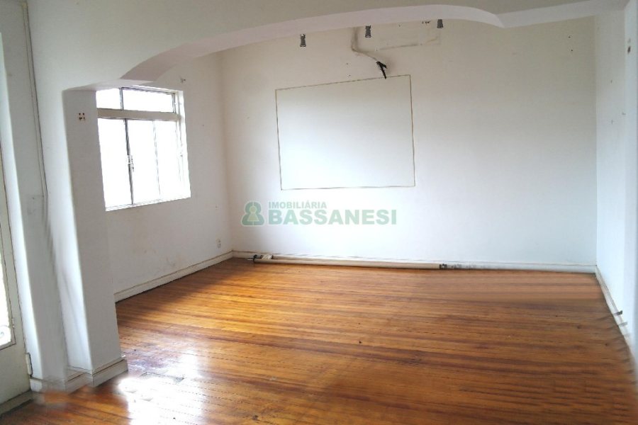 Casa Comercial com 110m², 4 dormitórios, 2 vagas, no bairro Centro em Caxias do Sul para Comprar