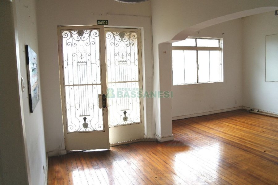 Casa Comercial com 110m², 4 dormitórios, 2 vagas, no bairro Centro em Caxias do Sul para Comprar