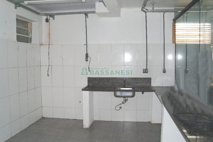 Casa Comercial com 110m², 4 dormitórios, 2 vagas, no bairro Centro em Caxias do Sul para Comprar