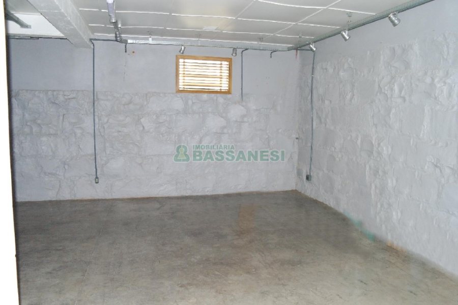 Casa Comercial com 110m², 4 dormitórios, 2 vagas, no bairro Centro em Caxias do Sul para Comprar